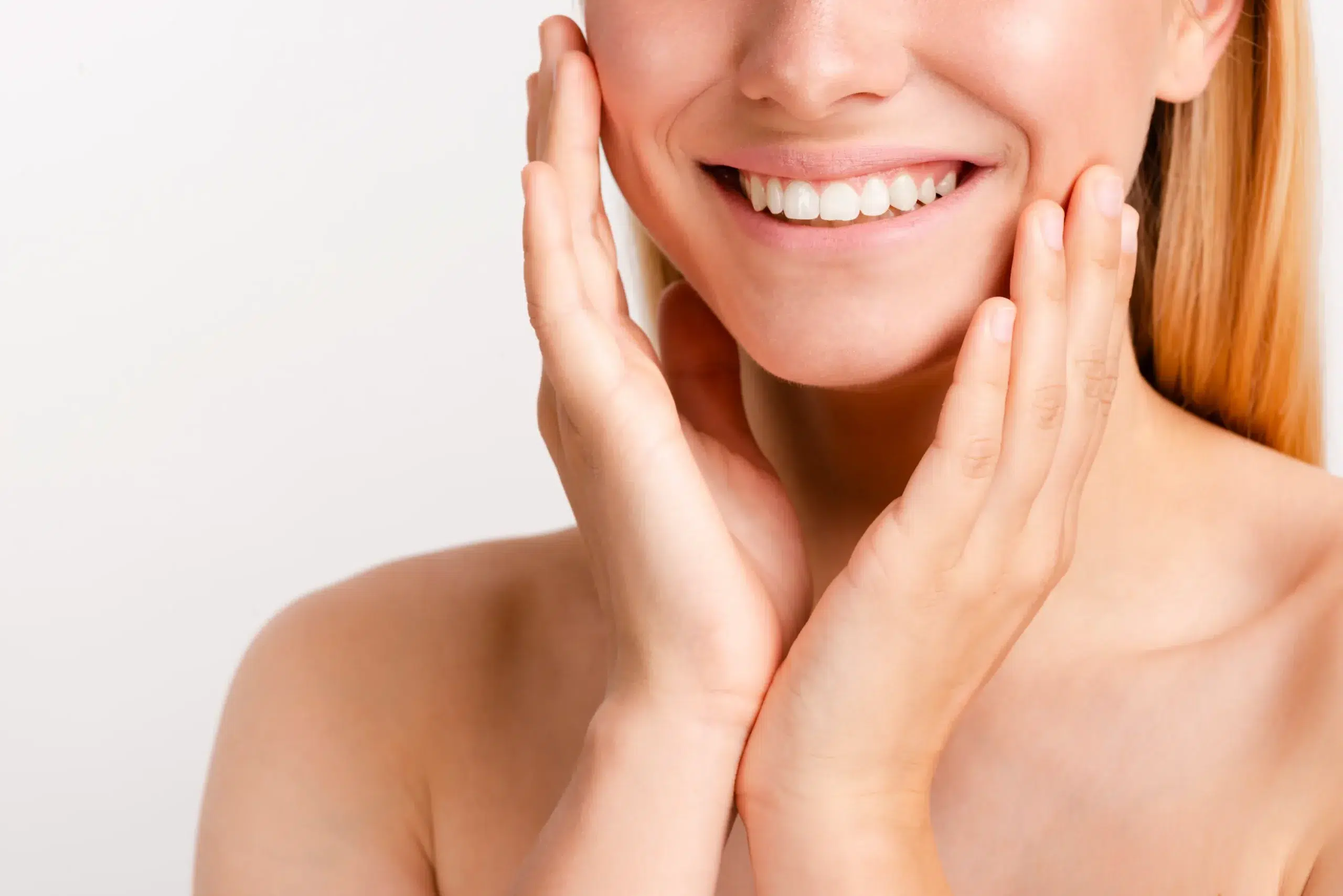 Chica sonriendo tras hacerse el tratamiento dental