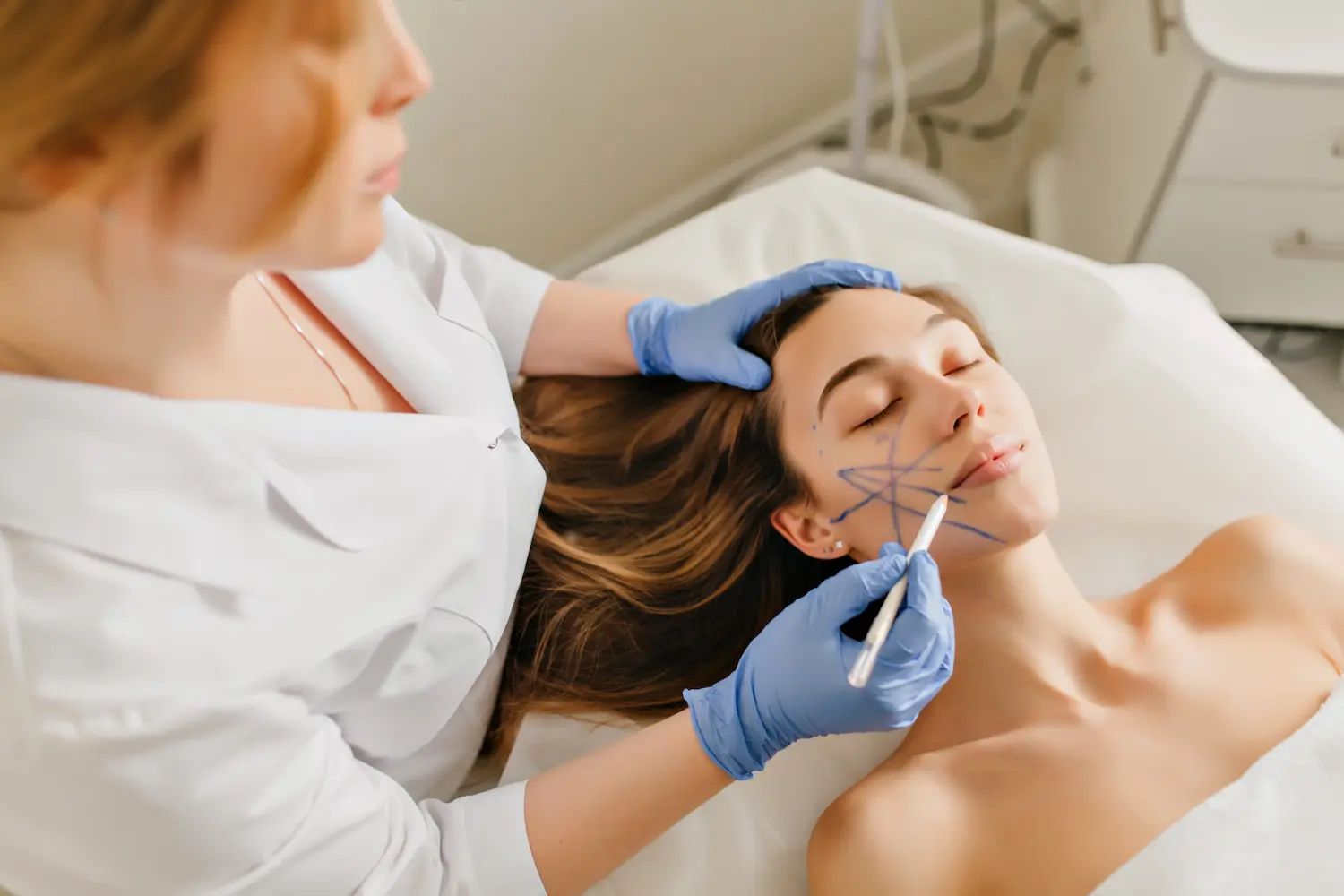 mujer trabajando en una clinica de medicina estetica
