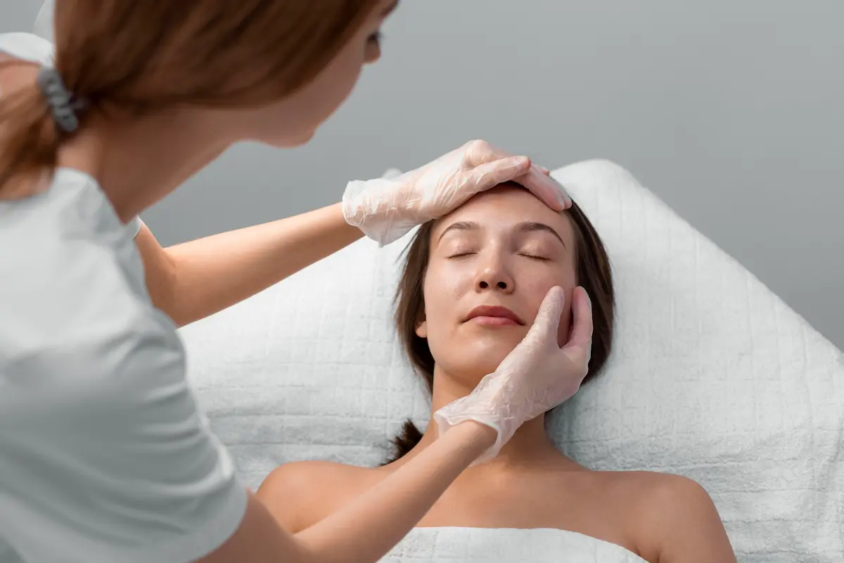 Diferencia entre Estética Integral y Bienestar y Medicina Estética 4 mujer recibiendo tratamiento de medicina estetica