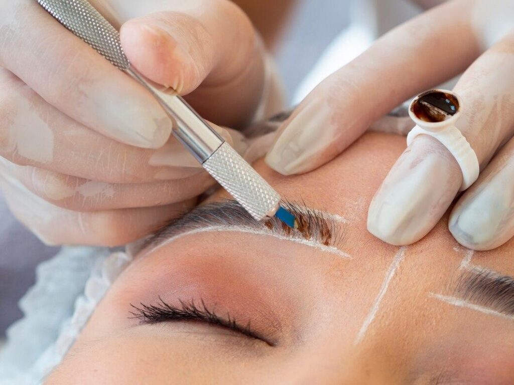 Una mujer atraviesa un proceso de microblanding por el que tendrá unas cejas más pobladas y mejor perfiladas
